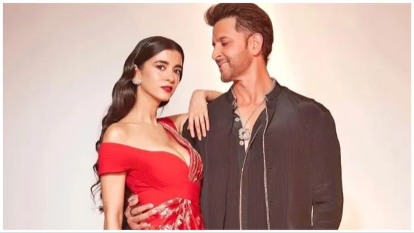 गर्लफ्रेंड Saba Azad के साथ एयरपोर्ट पर नजर आए Hrithik Roshan, दोनों को खुश देख फैंस ने लुटाया प्यार