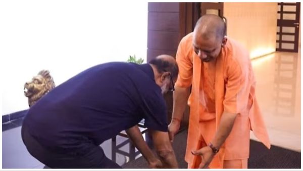 VIDEO: राम लला के दर्शन करने से पहले सुपरस्टार रजनीकांत ने योगी आदित्यनाथ के पैर छूकर लिया आशीर्वाद