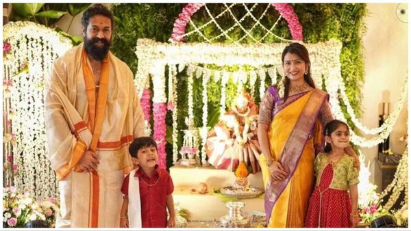 साउथ सुपरस्टार यश ने अपने परिवार संग की 'वरमहालक्ष्मी पूजा', सोशल मीडिया पर तस्वीर हुई वायरल