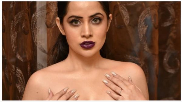 झालर सी स्कर्ट के ऊपर ऐसी चीज पहने निकली उर्फी, लोग बोले- बहन एक बार सब कुछ दिखा के छुट्टी करो