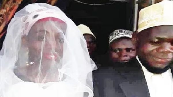 मौलवी साहब ने पहले तो रचाया निकाह, रात को कपड़े उतारने से बीवी करती थी फिर जो हुआ...