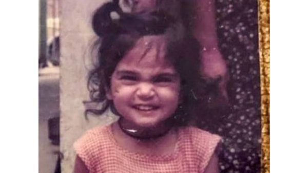 पेट पकड़कर हंस रही इस मासूम सी बच्ची को पहचान पाना मुश्किल, फिल्म हिट कराने के लेती है करोड़ो