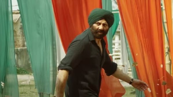 सनी देओल vs शाहरुख खान: एडवांस बुकिंग में 'गदर 2' ने 'पठान' को पछाड़ा, बॉक्स ऑफिस पर आग लगाने को तैयार!