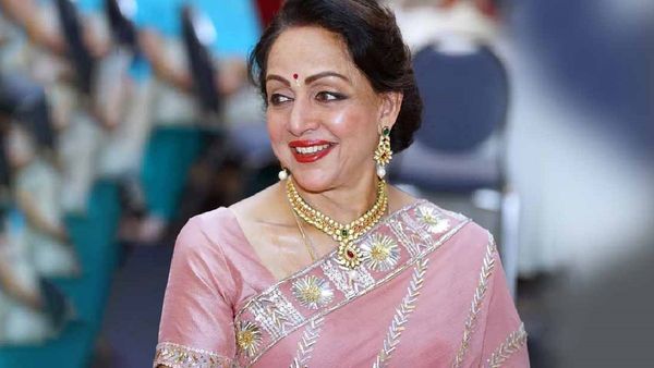 धर्मेंद्र और शबाना आजमी की किसिंग सीन पर अब हेमा मालिनी ने दिया रिएक्शन, बोलीं - 