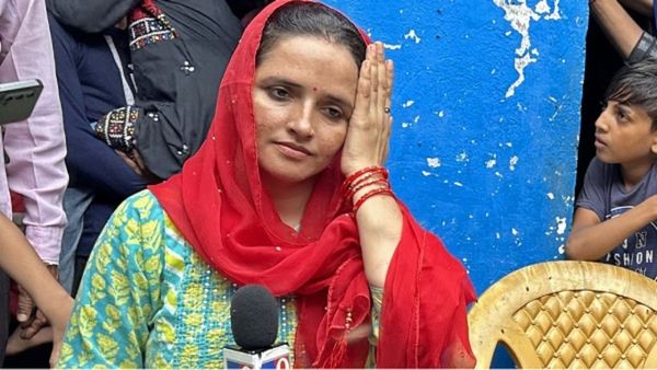 Seema Haider: गंदी हरकत करती पकड़ी गई सीमा हैदर, पति सचिन ने की बुरी तरह पिटाई.. किराए के घर में..