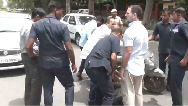 Rahul Gandhi Video: Kiss के बाद अब राहुल गांधी का नया वीडियो वायरल, एक्सीडेंट के बाद रोकी गाड़ी और...