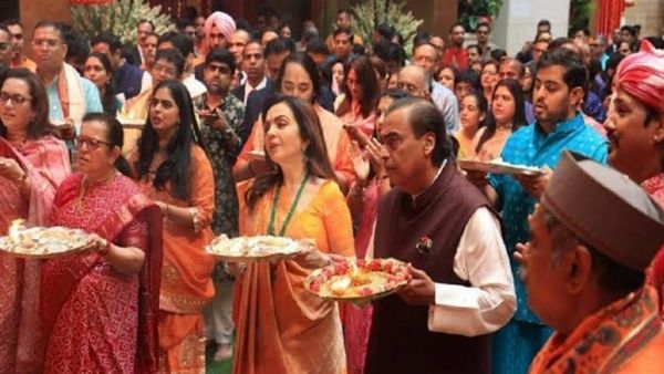पूरे अंबानी परिवार ने मिलकर उतारी गणपति बप्पा की आरती, एंटीलिया में हुआ भव्य आयोजन, देखें वीडियो...