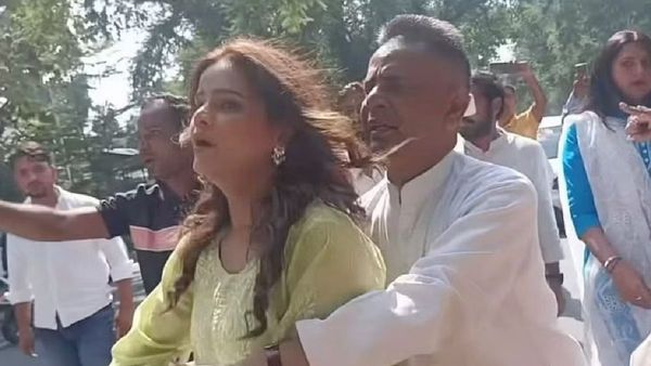 Archana Gautam के साथ मारपीट, बाल खींचे, जमकर दीं गालियां, भीड़ से बचाते दिखे एक्ट्रेस के पापा!