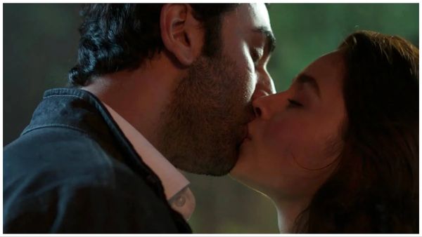 'ब्रह्मास्त्र' के सेट पपर शूटिंग करते करते ऐसे करीब आए रणबीर आलिया, एक्ट्रेस ने BTS वीडियो किया शेयर