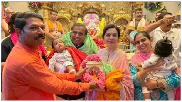 ईशा अंबानी के जुड़वा बच्चों को लेकर नीता अंबानी और मुकेश अंबानी पहुंचे सिद्धिविनायक मंदिर, फोटोज हुई वायरल
