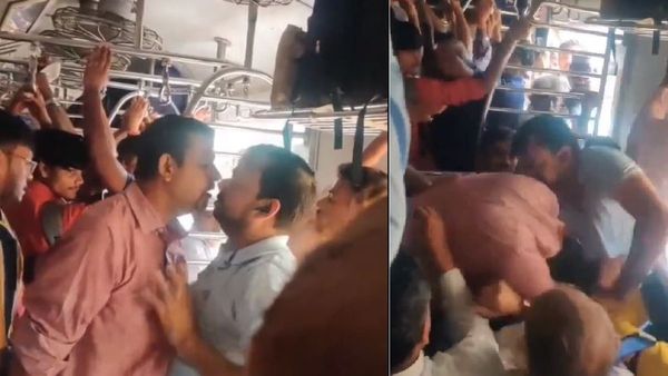Delhi Metro के बाद मुंबई लोकल ट्रेन में जमकर चले लात घूंसे, लोग बोले- 'रोज का काम है'