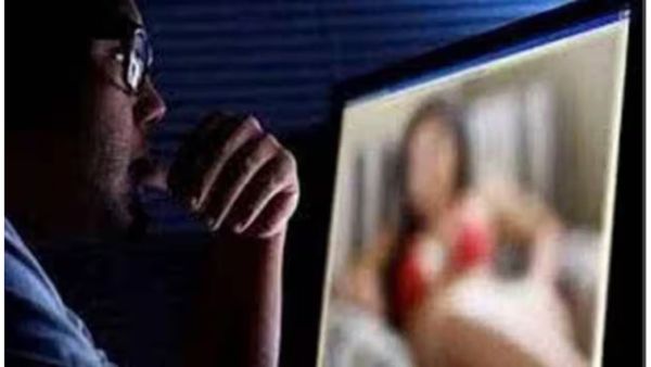 Whatsapp पर आई अनजान वीडियो कॉल, उठाते ही लड़की ने उतार दिए कपड़े और फिर...