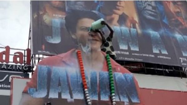 Jawan: शाहरुख खान को फैंस ने दूध से नहलाया, तो किसी फोड़े...