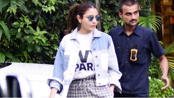 दूसरी प्रेग्नेंसी के बीच स्पॉट हुई अनुष्का शर्मा ने किया ये इशारा, हर किसी की नजर सिर्फ बेबी बंप पर!