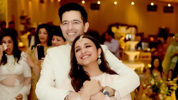 Parineeti Raghav Wedding: फेरों से पहले राघव की पहली झलक आई सामने, सफेद शेरवानी में कमाल लगे दूल्हे मियां