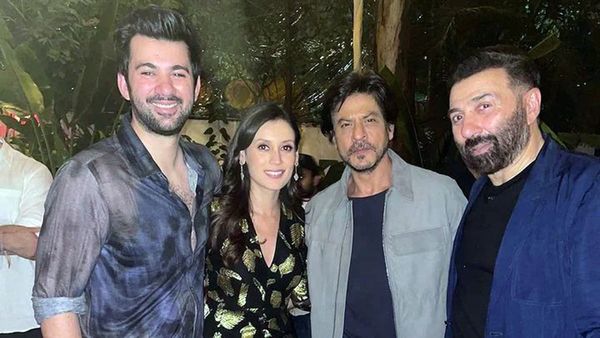 सनी देओल के बेटे करण देओल ने छुए शाहरुख खान के पांव, SRK ने दिया इतना प्यारा रिएक्शन, वीडियो वायरल