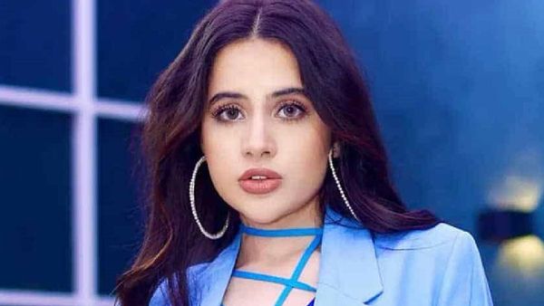Urfi Javed- कपड़े की पट्टी लपेटकर सामने आईं उर्फी जावेद, लोग बोले- 'सीधे फिल्में ही शूट करने लगो'