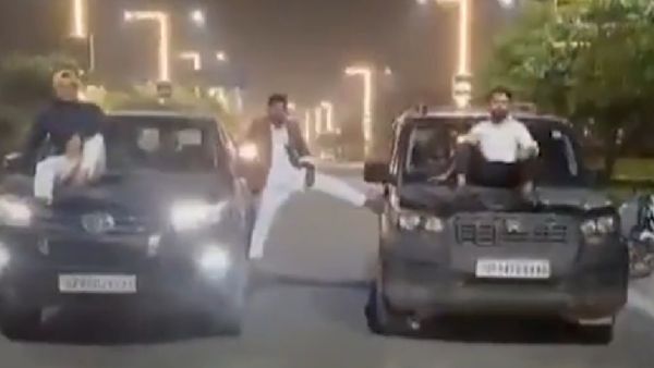 Video- दो कारों के बीच खड़े इस शख्स को देख शरमा जाएंगें अजय देवगन, खतरनाक स्टंट ने उड़ाए सभी के होश!