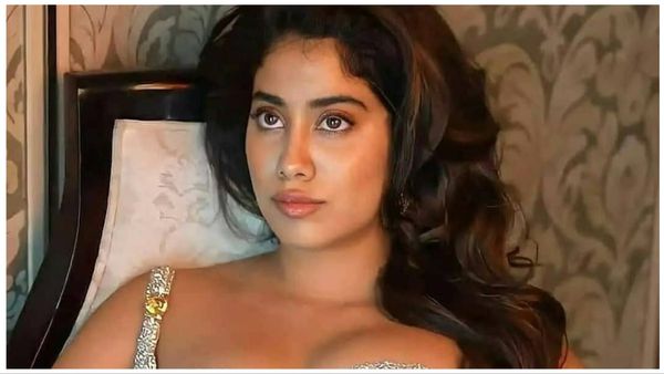 Janhvi Kapoor Video: जीनत अमान के लुक में नजर आईं जाह्नवी कपूर, शीशे के आगे खड़े होकर कही ये बात