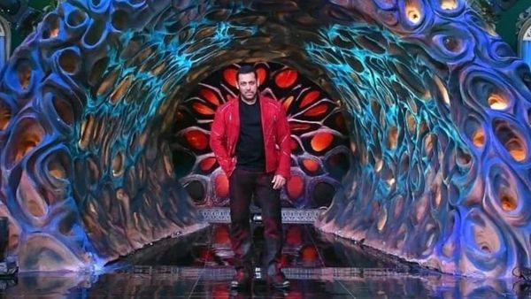 Bigg Boss 17 Live: बिग बॉस में एंट्री हुई है 17 कंटेस्टेंट्स की, देखिए सभी खिलाड़ियों की एक झलक