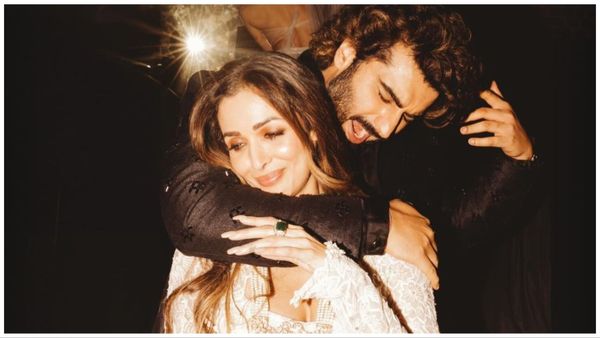 Malaika Turns 50: 50 साल की हुई मलाइका अरोड़ा, BF अर्जुन कपूर ने बाहों में भरकर रोमांटिक होकर लुटाया खूब प्यार