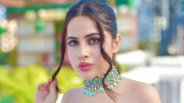 उर्फी जावेद ने सड़क पर पड़े इस सामान से बना डाली ड्रेस, हर कोई कर रहा थू-थू