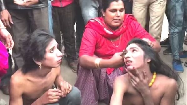 पैसा कमाने के लिए बने नकली किन्नरों को असली किन्नरों ने पहचाना, फिर सरेराह खुलवाए कपड़े और किया ये काम..