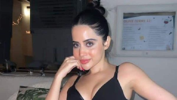 सीने पर ये क्या लगाए निकली उर्फी... हालत देख भौचक्के रह गए लोग लोग बोले- बहन बिस्तर पर जा और...