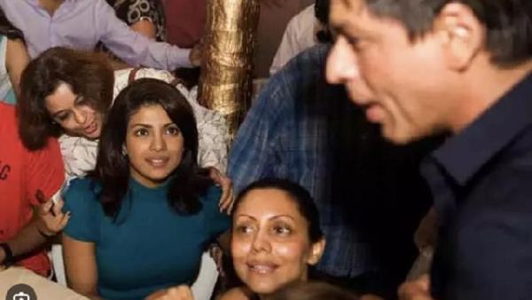 गौरी के सामने जब शाहरुख़ खान को निहारती हुए पकड़ी गईं प्रियंका, सालों पुरानी अनसीन फोटो..