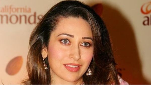 मां देखती रही टुकर टुकर.. और करिश्मा कपूर करती रही KISS