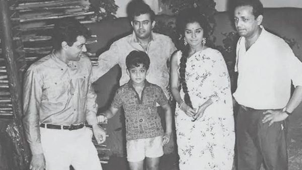 धर्मेंद्र और संजीव कुमार के साथ दिख रहा ये बच्चा आज है बॉलीवुड का सुपरस्टार, पत्नी और बेटी भी हैं स्टार