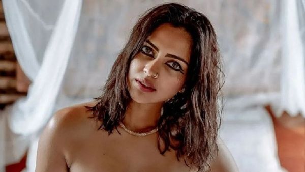 इस हसीना ने 15 लोगों के सामने दिए बोल्ड सीन, मच गया था बवाल