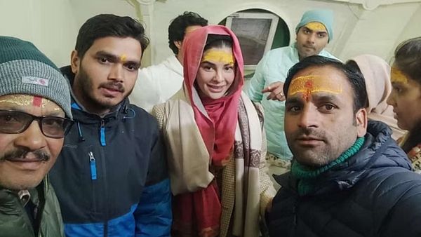 बर्फबारी के बीच दर्शन के लिए केदारनाथ धाम पहुंचीं एक्ट्रेस जैकलीन फर्नांडीज, की पूजा-अर्चना, तस्वीरें वायरल