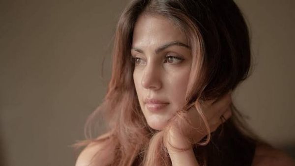 Rhea Chakraborty ने जेल में कैदियों संग किया था नागिन डांस, बटते थे समोसे, एक्ट्रेस ने ऐसे काटे थे 6 हफ्ते