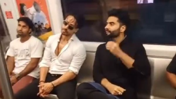 मेट्रो में टाइगर श्रॉफ ने किया सफर, वीडियो वायरल होते ही हुए ट्रोल, लोग बोले- 'यहां भी ऋतिक की नकल'