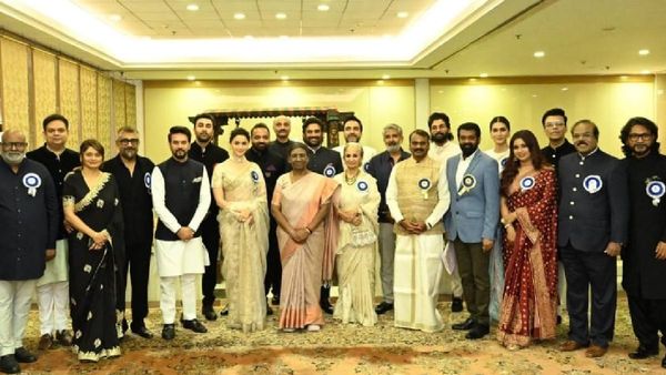 विवेक अग्निहोत्री ने जगजाहिर की दुश्मनी? फिल्म फेस्टिवल की ग्रुप तस्वीर से करण जौहर को हटाया!