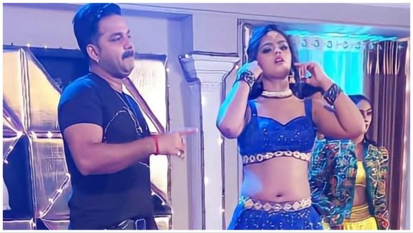 'बॉडी के हमसे मसाज करवा'... कसी नीली ब्लाउज वाली हसीना के साथ हुई गंदी बात, वीडियो वायरल