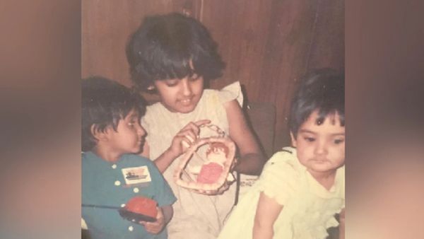 तस्वीर में नज़र आ रही तीन बहनें कर रहीं हैं बॉलीवुड पर राज, एक ने तो 6 भाषाओं में गाए हैं गाने