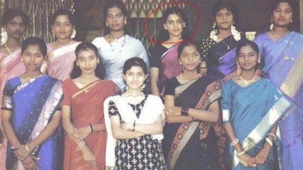 गुलाबी साड़ी पहने नजर आ रही लड़की को पैसों की तंगी के कारण उठाना पड़ा ये कदम, आज वसूलती है करोड़ों