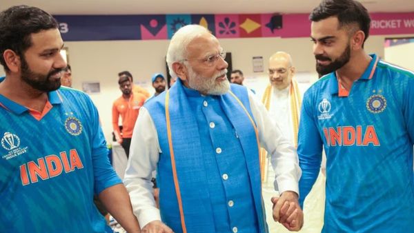 विराट- रोहित का हाथ थामकर साहस देते नजर आए पीएम मोदी, ड्रेसिंग रूम से वायरल हुई दिल छू लेने वाली तस्वीर!