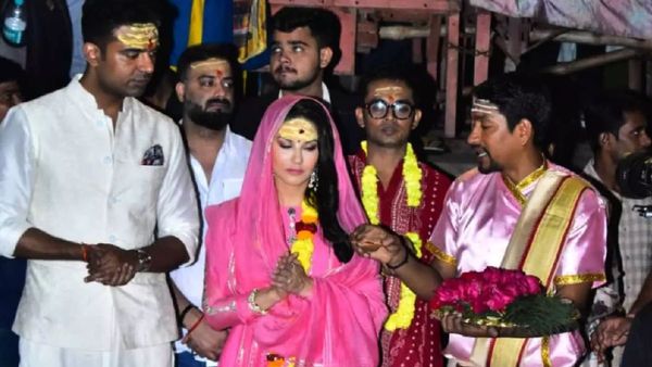 Sunny Leone- एडल्ट इंडस्ट्री छोड़ने के बाद धार्मिक हो गईं सनी लियोन, गंगा आरती की तस्वीरें से मचा बवाल!