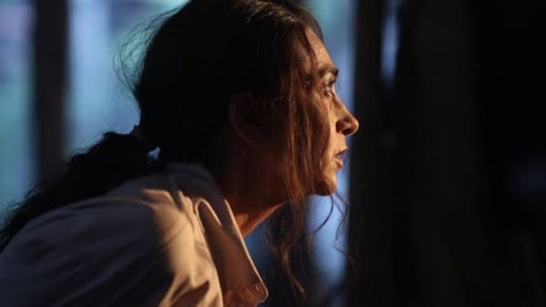 फ़िल्म को बीच में ही छोड़कर भाग गई थी Karisma Kapoor, डायरेक्टर से मंगवाई माफ़ी और फिर...