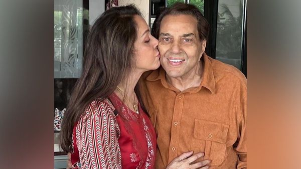 88 के हुए धर्मेंद्र तो रोमांटिक हो गईं हेमा मालिनी, Kiss करते हुए बिना झिझक पोस्ट की तस्वीर!
