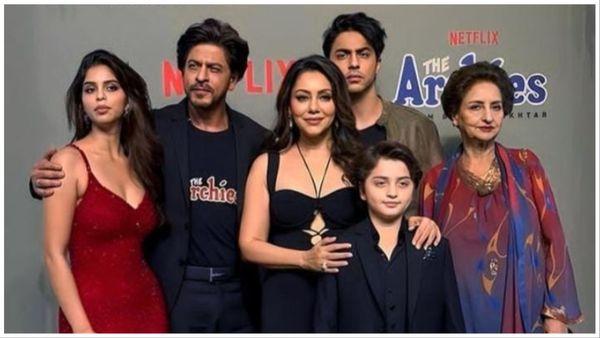 Archies Screening: सुहाना को सपोर्ट करने फिल्म स्क्रीनिंग में पहुंची पूरी खान फैमली, खास अंदाज में दिखे शाहरुख