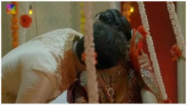 VIDEO: सुहागरात के कमरे में कैमरा लेकर पहुंची दुल्हन, फिर भी कंट्रोल नहीं कर पाया दूल्हा और उतार फेंका सब कुछ