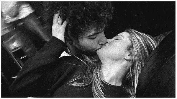 नए आशिक के साथ आउट ऑफ कंट्रोल हुई Selena Gomez, रात होते ही काउच पर ऐसे किया लिप लॉक