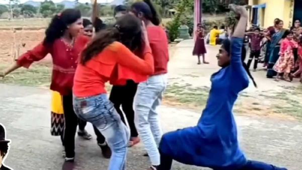 लड़कियों ने बीच सड़क पर किया ऐसा नागिन डांस, लोग बोले- 'नीली वाली नागमणि लेकर मानेगी'