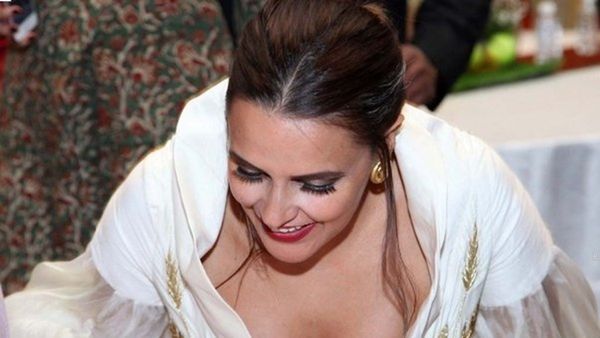 43 की उम्र में नेहा धूपिया कैमरामैन के सामने खोल दी पूरी ड्रेस, इधर उधर देखकर ही खोले ये तस्वीरें