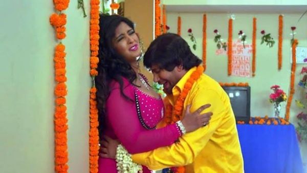 Nirahua ने बैडरूम में Shubhi Sharma के साथ की ऐसी हरकत, किया पलंगतोड़ रोमांस, छूट जाएंगे पसीने