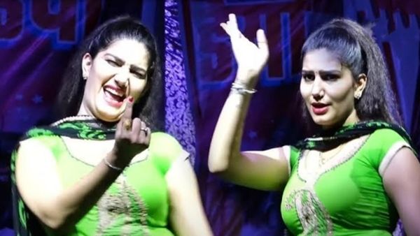 Sapna Choudhary ने मंच पर दिखाए लटके-झटके, देखकर ताऊ के भी छूट गए पसीने, देखें वीडियो...